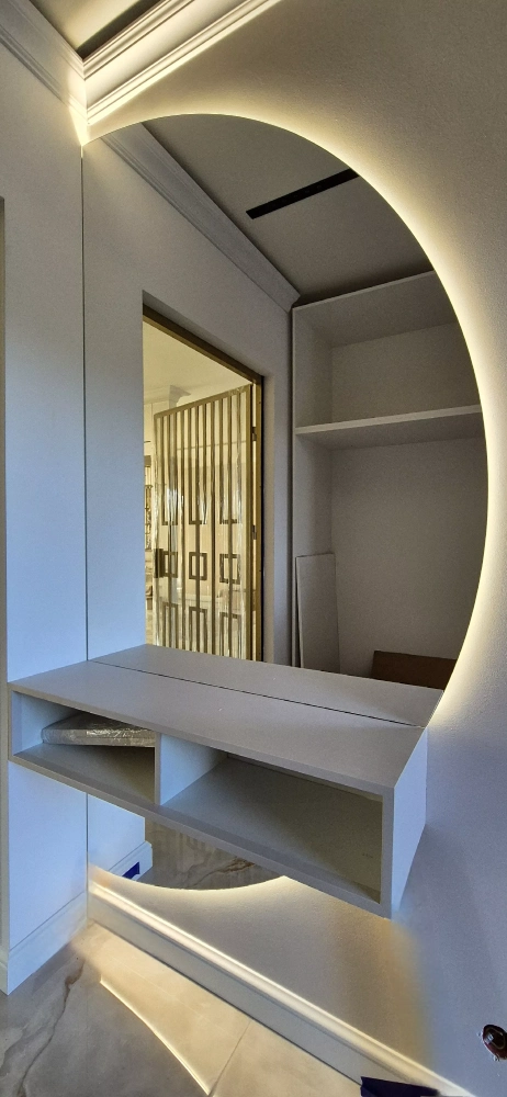 Wisząca toaletka z&nbsp;lustrem