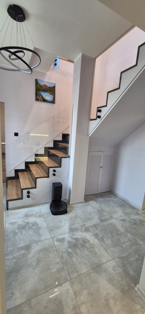 Szklana balustrada przy drewnianych schodach