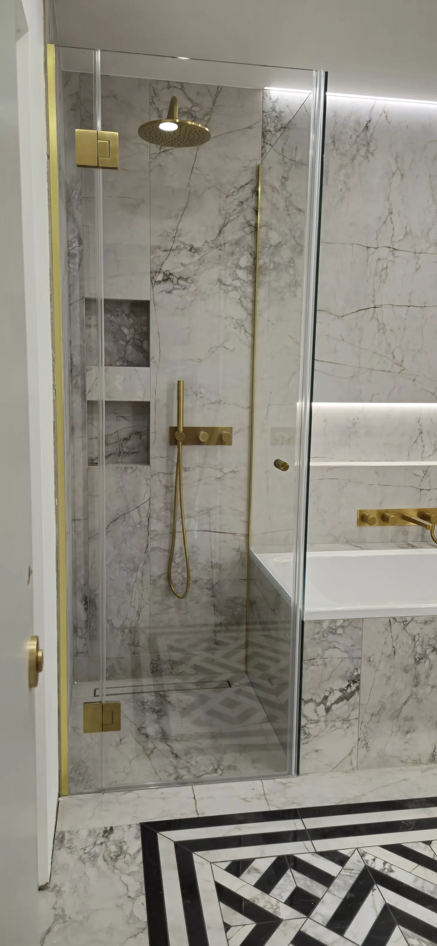 Szklana kabina prysznicowa z&nbsp;jasnymi kafelkami