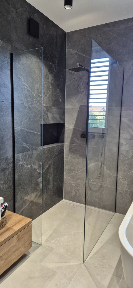 Kabina prysznicowa z&nbsp;czarnymi elementami