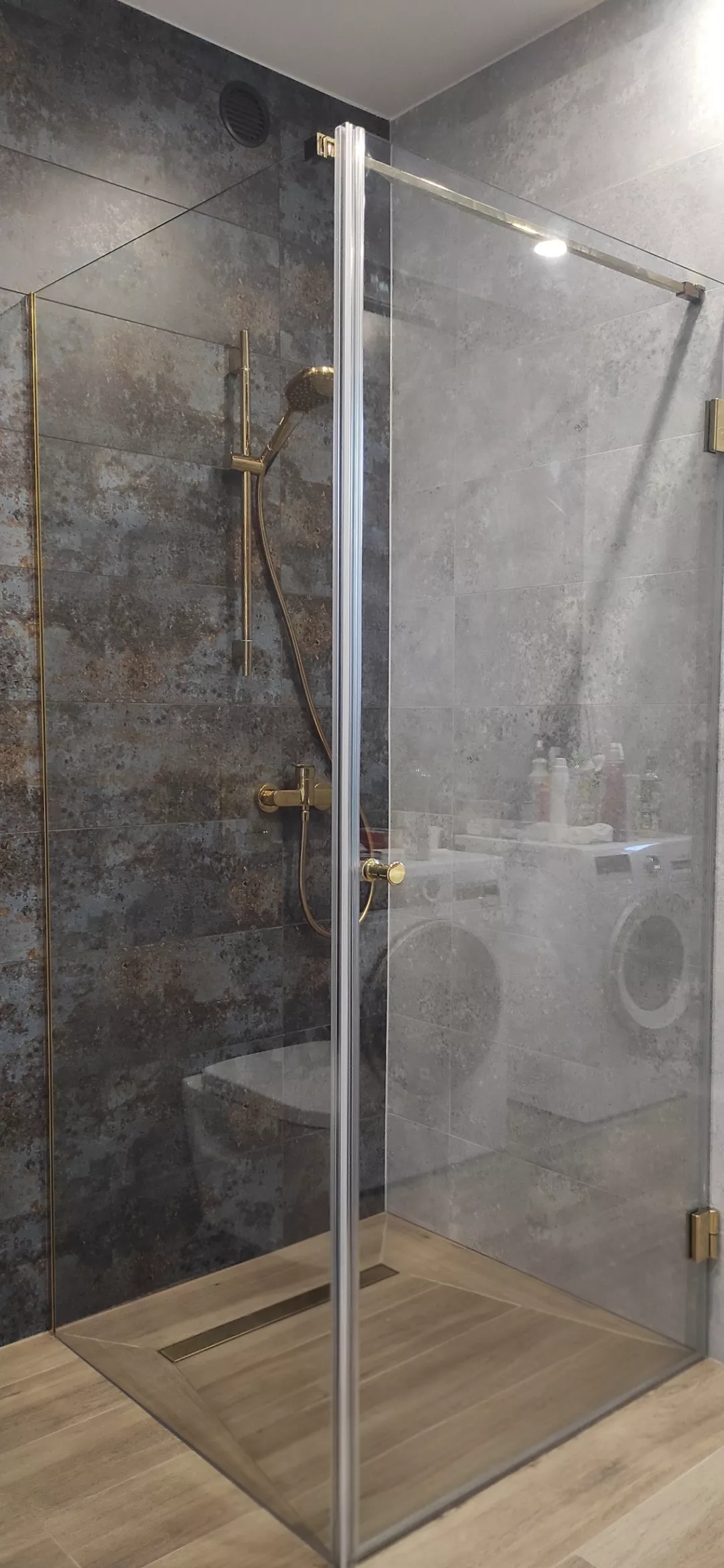 Szklana kabina prysznicowa ze złotymi elementami