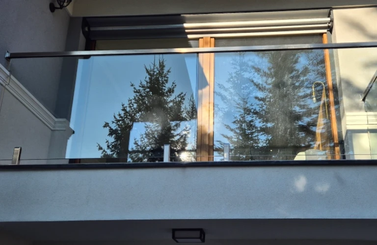 Wnętrze domu z&nbsp;balustradą szklaną 