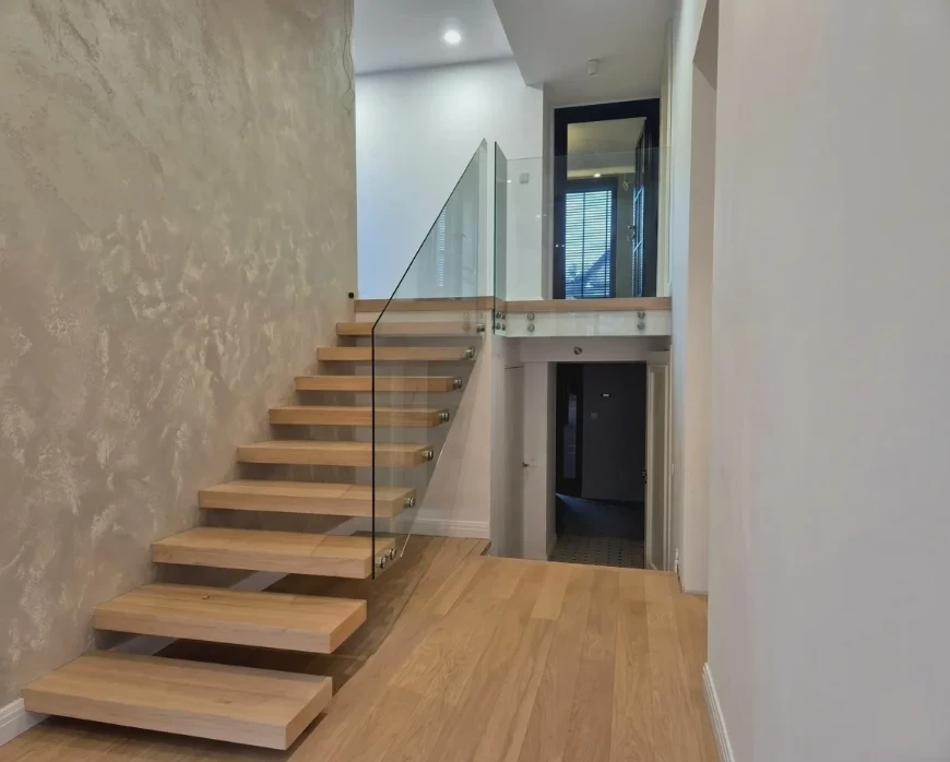 Schody ze szklaną balustradą